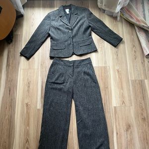 Adorable quality pant suit. Comfy material and flattering fit. Never worn.